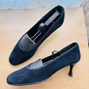 Stuart Weitzman Elegant‎ Navy Blue Round Toe Heels Size 9